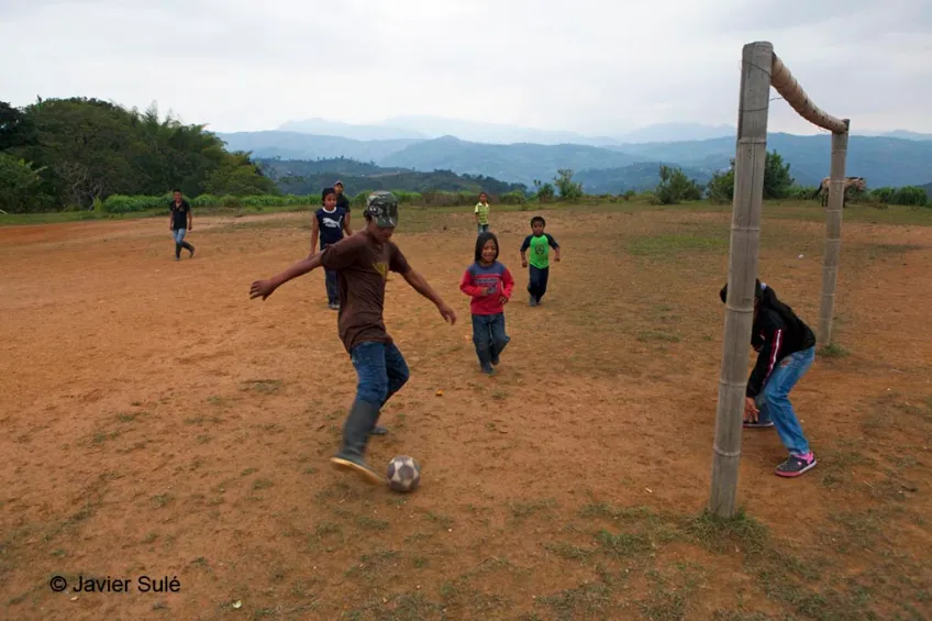 Jóvenes jugando fútbol en Las Delicias, Cauca